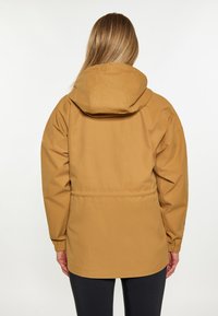 Jachetă cu glugă de culoare maro deschis, cu șnur la talie, mansete elastice și stofă netedă, durabilă. Design minimalist, fără caracteristici proeminente.