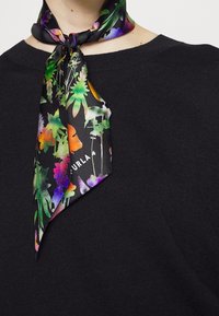 Černý šátek s výrazným květinovým vzorem v zelených, fialových a oranžových tónech. Vyroben z hladkého materiálu, uvázaný na krku.