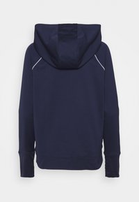 Sweat à capuche bleu marine à manches longues avec des détails en passepoil blanc sur le haut du dos et les épaules.