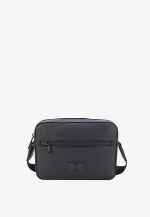 Borsa a tracolla in pelle nera con superficie testurizzata, tasca anteriore con zip e tracolla regolabile. Forma rettangolare con design minimalista.