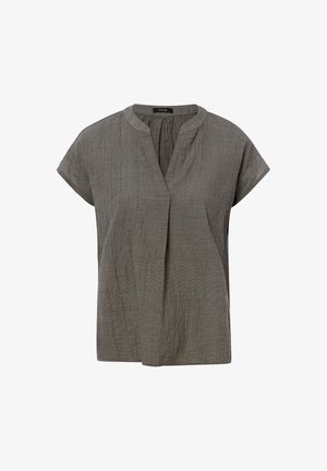 Blouse grise à manches courtes, coupe ample, col mandarin et détail de pli sur le devant, présentée sur un fond blanc uni.