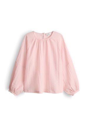 Camicia a maniche lunghe rosa chiaro con scollo rotondo, dettagli in tessuto drappeggiato e chiusura con laccetto e bottoni sul collo posteriore.