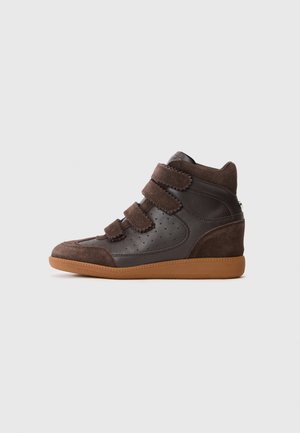 Braune High-Top-Sneaker mit drei Klettverschlüssen, perforiertem Seitenpanel, Wildleder-Akzenten und Gummisohle, auf weißem Hintergrund präsentiert.