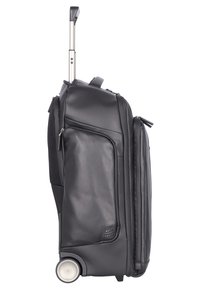 Zaino a ruote nero, realizzato in pelle, dotato di manico telescopico, ruote lisce, scomparti con zip e un pannello accentato testurizzato.