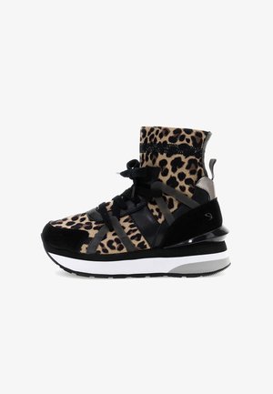 Schwarze und beige Leopardenmuster-Sneaker mit hohem Knödesl-Design, ausgestattet mit schwarzen Schnürsenkeln, Kunststoffakzenten und einer weißen Zwischensohle.
