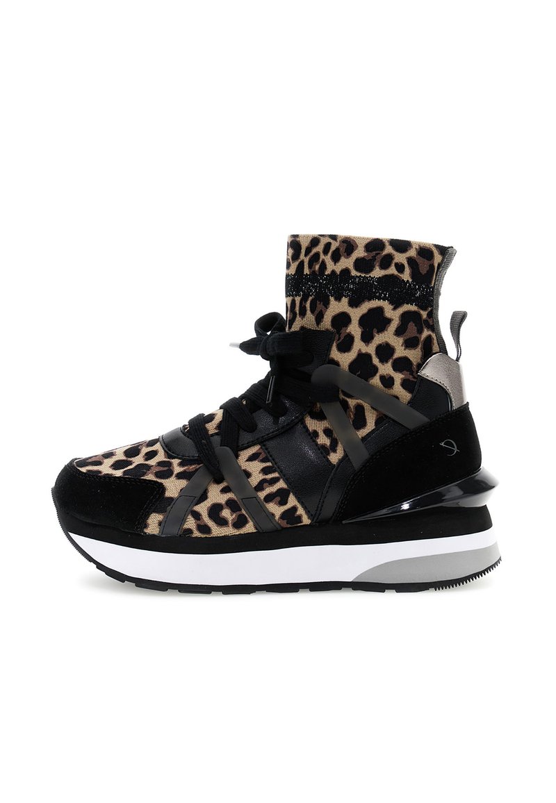 Zwarte en beige luipaardprint sneaker met een hoge enkelontwerp, voorzien van zwarte veters, plastic accenten en een witte tussenzool.