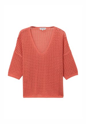Maglione arancione corallo a maglia larga con maniche trequarti e scollo a V profondo, caratterizzato da un motivo a trama aperta traspirante e bordi a coste.