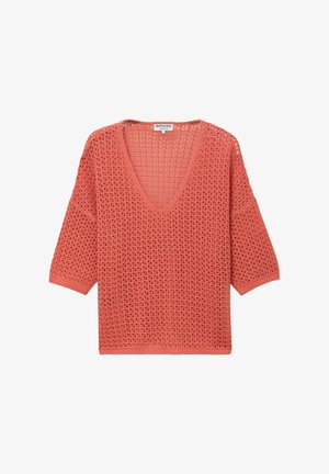 Suéter de punto suelto color naranja coral con mangas tres cuartos y escote en V profundo, con un patrón de tejido abierto transpirable y bordes acanalados.