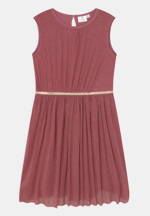 Vestido sin mangas en color rosa polvo con detalles de brillo, cintura fruncida y un pequeño cierre con botón en forma de ojo de cerradura en la parte trasera.