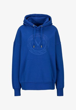 Blå hættetrøje med frontlomme, snøre i hætten med guldtipper og diskret cirkulært logo med "M," "1949," og "Italia" på brystet.