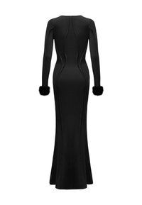 Schwarzes langärmliges Kleid mit taillierter Silhouette, aus glattem Stoff gefertigt. Mit Pelzbesätzen an den Manschetten und Nahtdetails an der Rückseite.