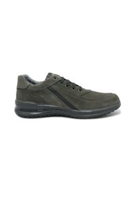 Sneakers da uomo in suede verde con una striscia nera di accento, punta rotonda, design con lacci e suola in gomma nera imbottita.