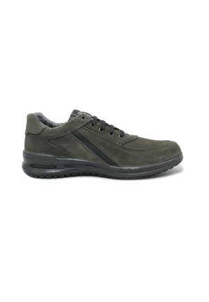 Sneakers da uomo in suede verde con una striscia nera di accento, punta rotonda, design con lacci e suola in gomma nera imbottita.