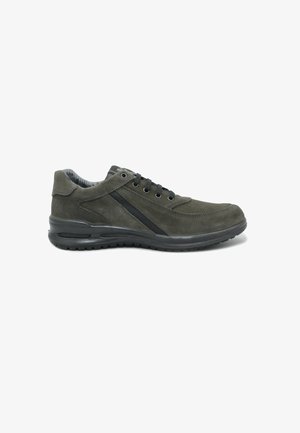 Sneakers da uomo in suede verde con una striscia nera di accento, punta rotonda, design con lacci e suola in gomma nera imbottita.