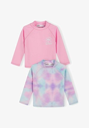 Dwie dziecięce koszulki ochronne z długim rękawem: jedna w jednolitym różowym kolorze z białym logo palmy, druga w pastelowym tie-dye w odcieniach niebieskiego, fioletowego i różowego.