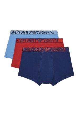 Drei Paar Shorts in hellblauen, roten und dunkelblauen Stoffen, mit elastischen Bündchen in Markenqualität, die "Emporio Armani" in kontrastierenden Farben tragen.