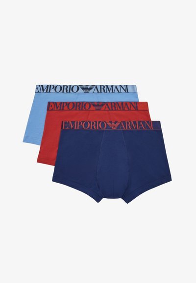 Tre par kalsonger i ljusblå, röd och mörkblå tyg, med märkta elastiska midjeband med "Emporio Armani" i kontrasterande färger.
