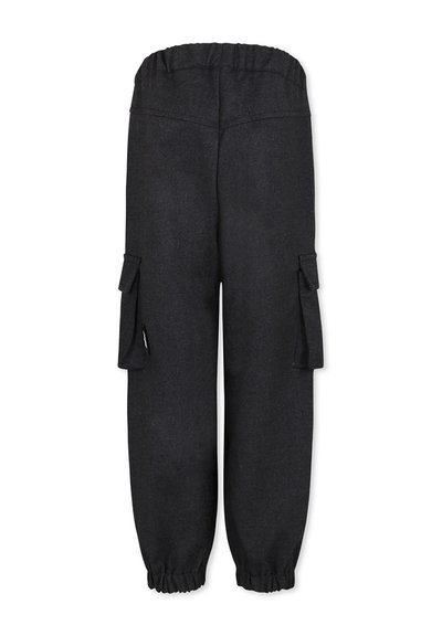 Zwarte cargo broek met een elastische tailleband, twee zijzakken en manchetten bij de enkels, gemaakt van een zachte, textuurstof.