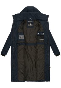 Marineblauwe winterjas met een ritssluiting aan de voorkant, drukknoopsluiting en een gewatteerde structuur. Het interieur heeft een donkere voering en meerdere zakken.