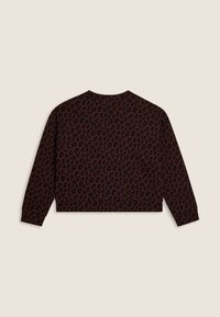 Sweatshirt rouge foncé avec imprimé léopard noir, présentant un col rond, des manches longues et un design crop avec des poignets et un ourlet côtelés.