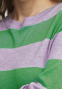 Maglione a righe con tonalità alternate di verde e lavanda. Il tessuto sembra morbido con un collo a coste e righe testurizzate.