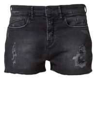 Pantalones cortos de mezclilla negra con dobladillo deshilachado, parches desgastados y cinco bolsillos. Presentan un cierre frontal de botón y trabillas para el cinturón.
