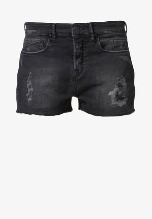 Svarta denimshorts med fransat fåll, slitna lappar och fem fickor. Har knappstängning framtill och bälteshällor.