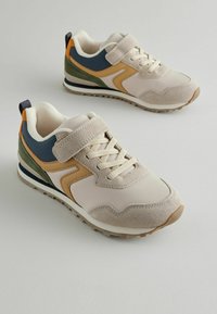 Letvægtssneakers med en beige stofoverdel, suede detaljer og farverige overlays i grøn, blå og orange. Snørebånd og velcro-lukninger.