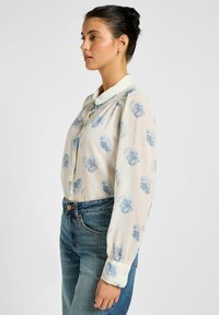 Lee SHIRRED BLOUSE - Camicia - shy blue floral