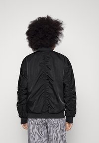 Nike Sportswear W NSW ESSNTL WVN BMR JKT IGNI - Bomber stiliaus striukė - black