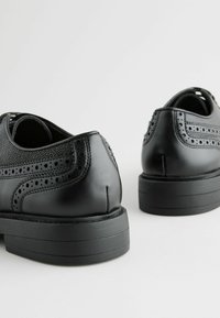 Next BROGUE - REGULAR FIT - Paeltega jalanõud - black