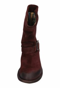 Bordeauxfarbene Wildleder-Ankle-Boots mit lässigem Design, seitlichem Schnallendetail und gemustertem Innenfutter. Runde Zehenpartie und braune Sohle.