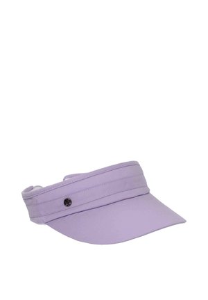 Lyse lilla stof solskærm med bred, buet skygge og et lille rundt metallogo på frontbåndet.