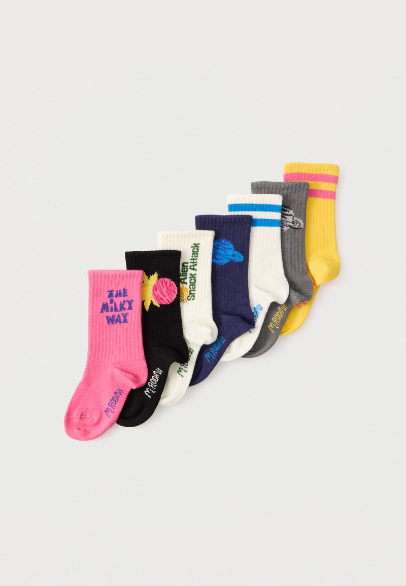 Sept chaussettes montantes colorées pour enfants alignées, chacune avec des motifs et du texte sur le thème de l'espace, sur un fond clair uni.