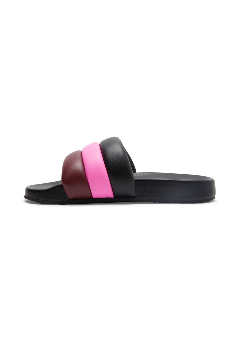 Sandalia tipo slide con tres correas gruesas en negro, burdeos y rosa, con una suela plana negra. Textura suave, diseño minimalista.