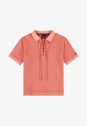 Polo coral de manga corta con cordones en la parte delantera, cuello en contraste y un ligero brillo, hecho de una tela suave y texturizada.