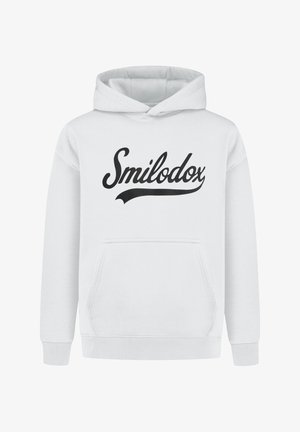 Weißer Kapuzenpullover mit Kängurutasche und gerippten Bündchen. Mit großem schwarzem "Smilodox"-Logo auf der Vorderseite. Weicher Stoff.