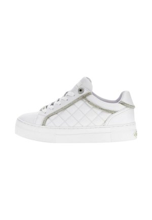 Sneaker bianco con texture trapuntata, dettagli in argento, design con lacci, suola in gomma e punta arrotondata. Presenta un logo discreto sul tallone.