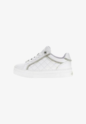 Sneaker bianco con texture trapuntata, dettagli in argento, design con lacci, suola in gomma e punta arrotondata. Presenta un logo discreto sul tallone.