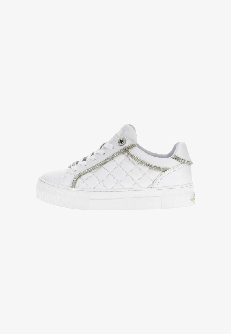 Sneaker bianco con texture trapuntata, dettagli in argento, design con lacci, suola in gomma e punta arrotondata. Presenta un logo discreto sul tallone.