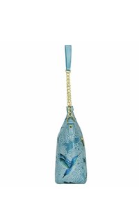 Blaues Lederhandtasche mit aufwendigem Blumenmuster, dreieckiger Form, goldfarbenem Kettenakzent und einem langen Trageriemen.