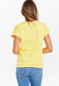 Nümph NUBEVERLY NOOS - Základné tričko - lemon drop
