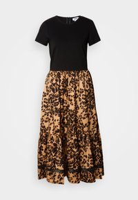 Top nero a maniche corte abbinato a una gonna marrone con stampa animale, caratterizzata da volants e dettagli decorativi neri all'orlo. Chiusura con zip sulla schiena.