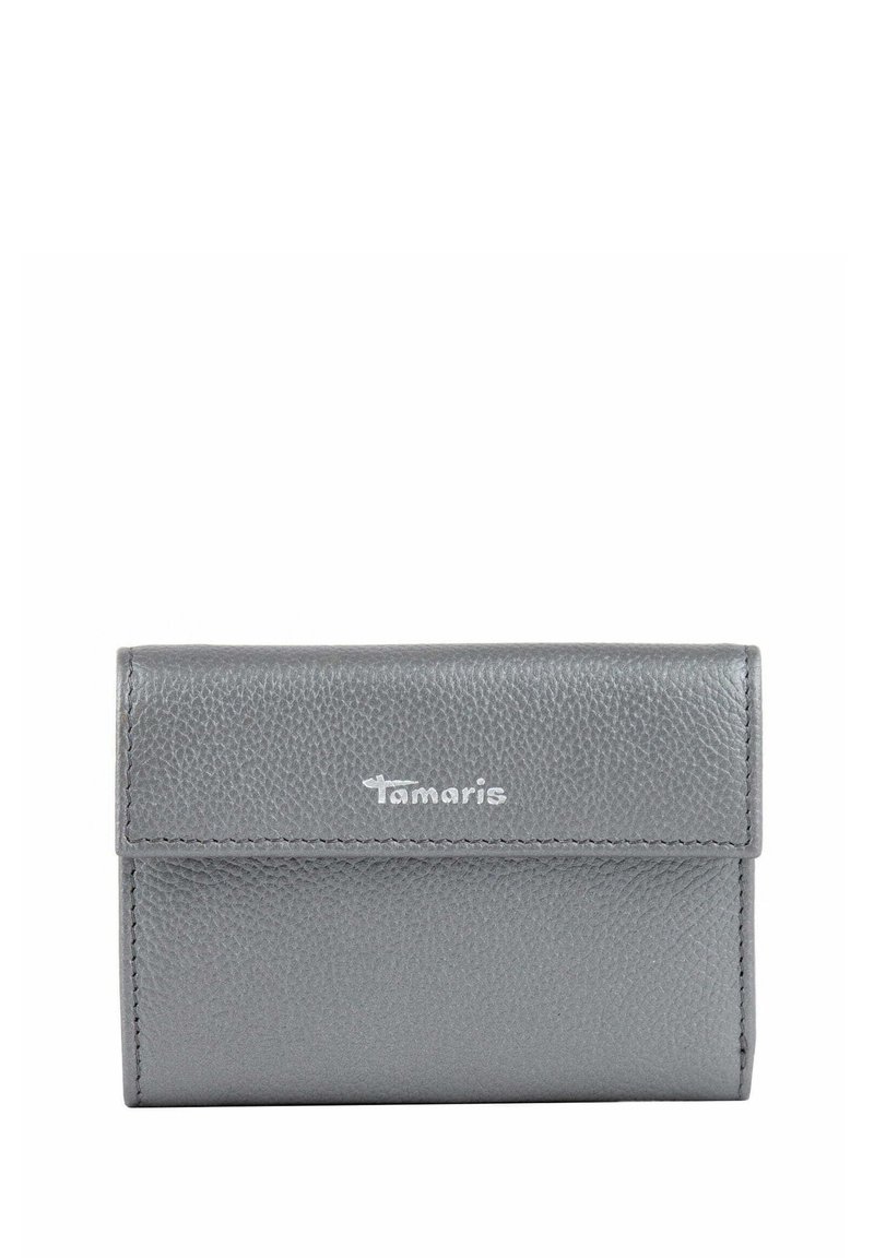 Portefeuille en cuir gris avec une surface texturée, doté d'une fermeture à rabat et d'un détail de logo en relief. Design compact et rectangulaire.