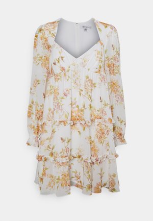 Witte langwerpige jurk met lange mouwen, bloemdessin met laagjes ruffles, V-hals en oranje- en groene bloemenprint op lichtgewicht stof.