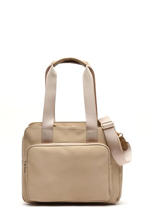Beige Tasche aus synthetischem Material mit doppelten Griffen, verstellbarem Schultergurt, Reißverschluss und Fronttasche; glatte Textur und rechteckige Form.