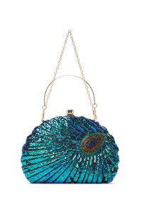 Clutch bag decorata con perline, ispirata a un pavone, con paillettes blu e verdi, hardware dorato e una forma distintiva e arrotondata.