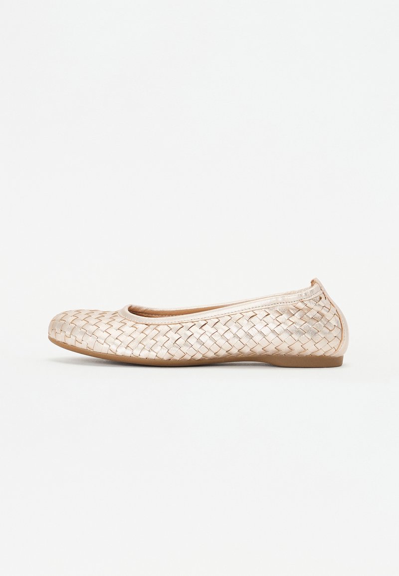 Ballerines tissées rose clair avec un bout rond, doublure intérieure lisse et semelle en caoutchouc flexible. Les accents comprennent un subtil éclat métallique.