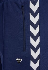 Hummel HMLARCHIVE REGULAR PANTS - Trainingsbroek - peacoat