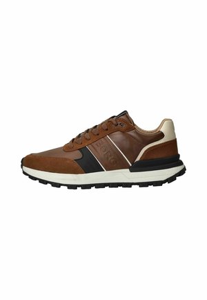Bruine en zwarte leren sneaker met witte zool, suède accenten, veters en "BORG" geperst aan de zijkant.